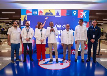 Departamento Aeroportuario da cálida bienvenida a dominicanos del exterior en el AILA