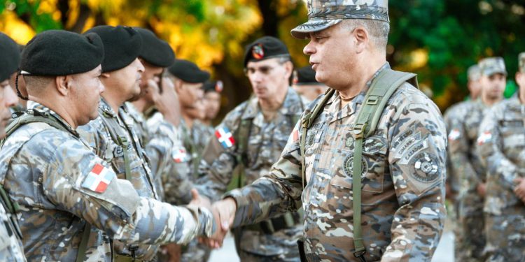Ministro de Defensa supervisa unidades militares en la frontera y transmite mensaje navideño del presidente Abinader