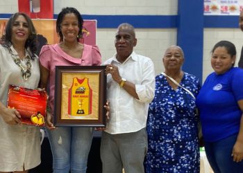 ÁGUILAS DE GUACHUPITA RETIRA CAMISETAS DE TRES GLORIAS DEL BALONCESTO FEMENINO Y RINDE HOMENAJE A FIGURAS DESTACADAS