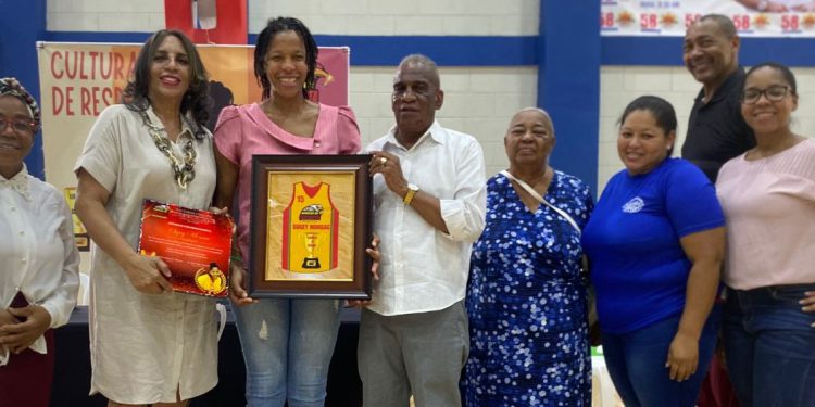 ÁGUILAS DE GUACHUPITA RETIRA CAMISETAS DE TRES GLORIAS DEL BALONCESTO FEMENINO Y RINDE HOMENAJE A FIGURAS DESTACADAS