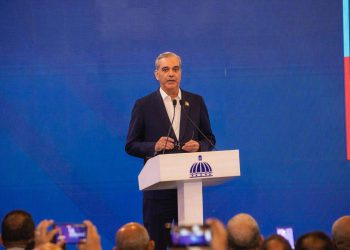 El Presidente Abinader afirma que en República Dominicana “no existe el racismo” y aborda temas nacionales en encuentro con la prensa