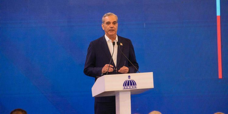 El Presidente Abinader afirma que en República Dominicana “no existe el racismo” y aborda temas nacionales en encuentro con la prensa