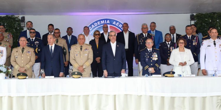 El presidente de la República Luis Abinader resalta formación y disciplina militar en graduación de nuevos oficiales de la Fuerza Aérea