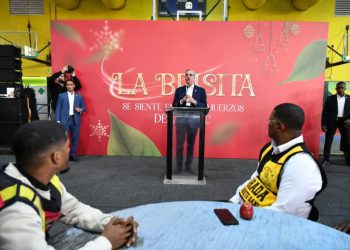 El Presidente de la República Luis Abinader comparte encuentro navideño con motoconchistas y destaca su rol en la movilidad urbana