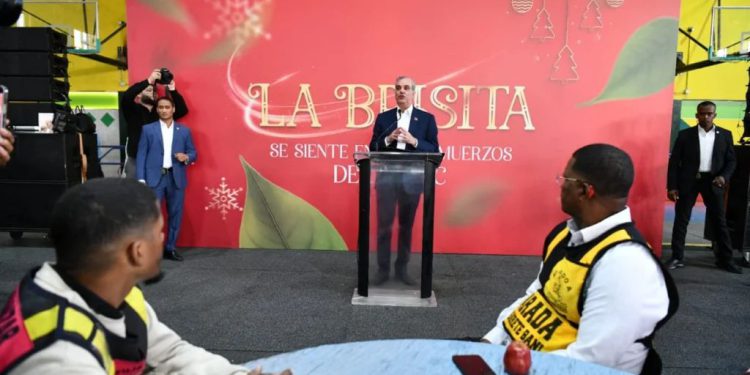 El Presidente de la República Luis Abinader comparte encuentro navideño con motoconchistas y destaca su rol en la movilidad urbana