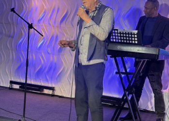 Peter Price abre el festival con una presentación que marca el inicio del espectáculo