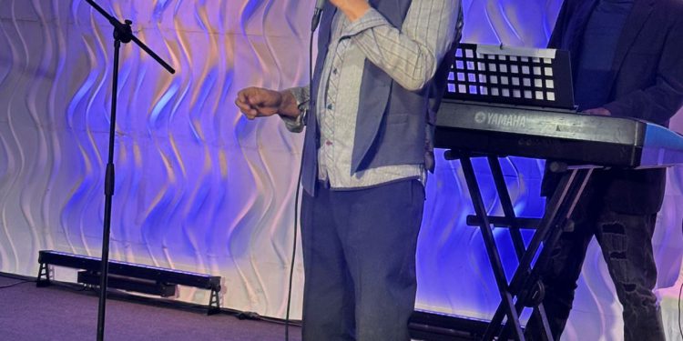 Peter Price abre el festival con una presentación que marca el inicio del espectáculo