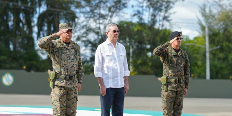 Presidente Abinader inaugura techado multiuso en el Campamento 16 de Agosto y comparte almuerzo navideño con más de 2,500 soldados
