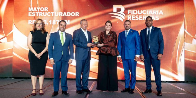 Fiduciaria Reservas es distinguida como principal estructurador del mercado de valores dominicano