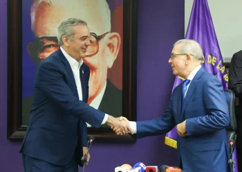 Ciudadanos expresan rechazo a una eventual repostulación de Luis Abinader y Danilo Medina