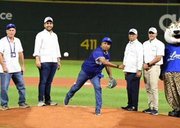 Eco Petróleo participa en ceremonia inicial del partido Licey–Gigantes con lanzamiento de honor