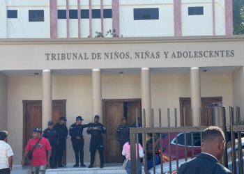 Madre de adolescente asesinado en Santiago denuncia amenazas previas y falla en supervisión escolar