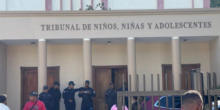 Madre de adolescente asesinado en Santiago denuncia amenazas previas y falla en supervisión escolar