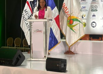 Exsecretaria de Estado de Puerto Rico resalta en RD el papel decisivo del liderazgo femenino en la gestión municipal