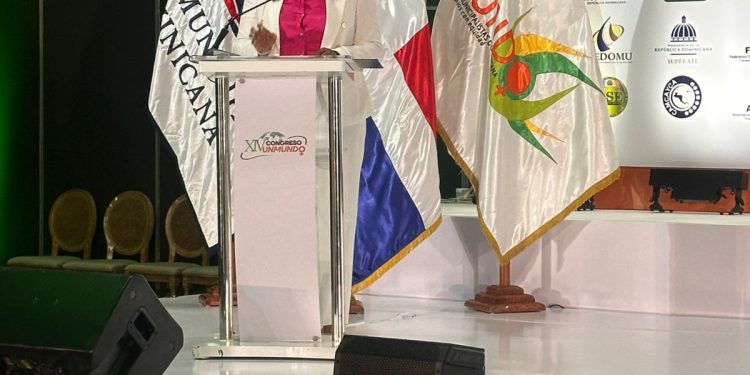 Exsecretaria de Estado de Puerto Rico resalta en RD el papel decisivo del liderazgo femenino en la gestión municipal
