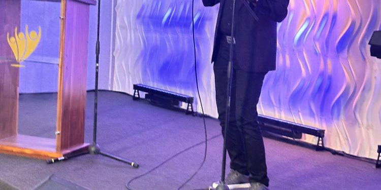 Roberto Ogando aporta talento y compromiso en jornada cultural y artística