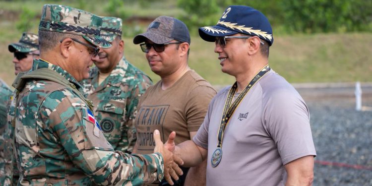 Ministerio de Defensa realiza histórico Encuentro Amistoso de Tiro de Combate para generales y almirantes