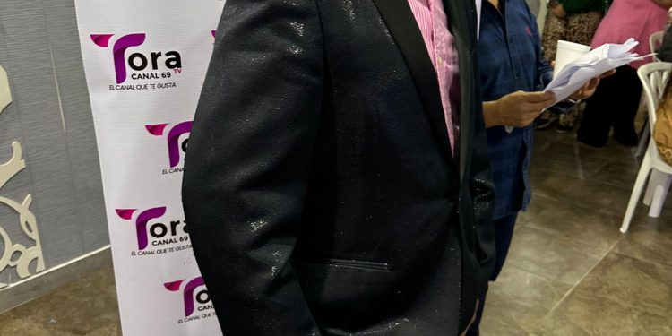 Ruddy Vanderhort Conquista al Público con su Presentación en el Festival de la Voz