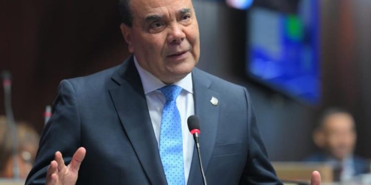 Legislador expone impacto de presuntas irregularidades en el sistema de salud de Ramón Santana