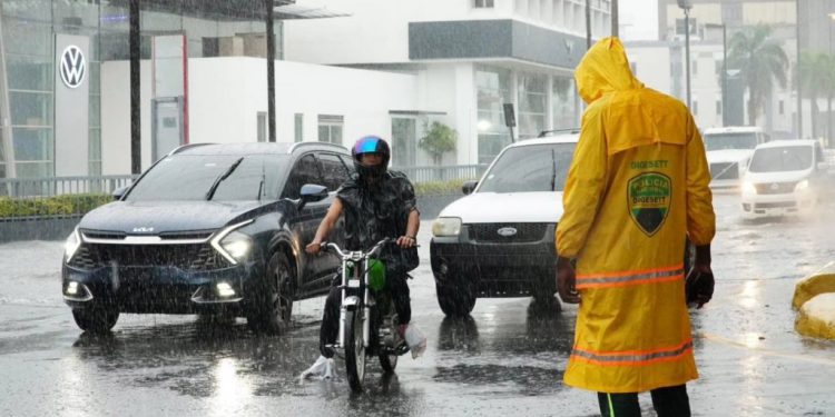 Indomet advierte lluvias y tronadas en 12 provincias por efectos de una vaguada