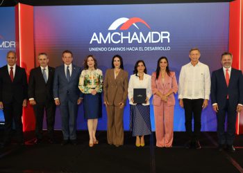 EMBAJADORA DE EE. UU. DESTACA COOPERACIÓN, SEGURIDAD Y CRECIMIENTO COMPARTIDO ENTRE ESTADOS UNIDOS Y REPÚBLICA DOMINICANA DURANTE ALMUERZO DE AMCHAMDR