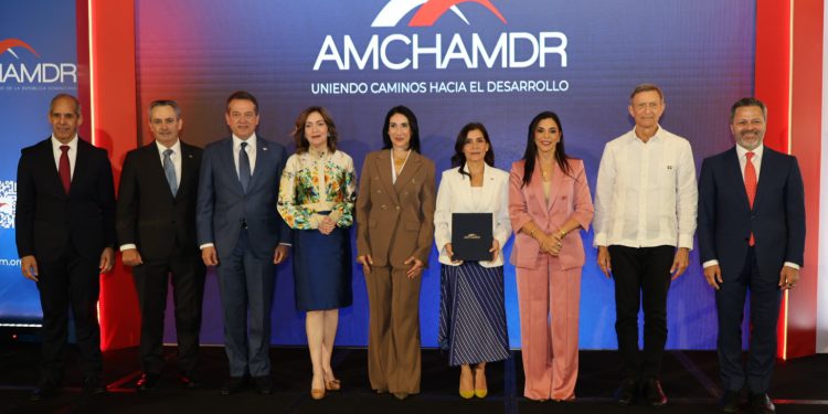 EMBAJADORA DE EE. UU. DESTACA COOPERACIÓN, SEGURIDAD Y CRECIMIENTO COMPARTIDO ENTRE ESTADOS UNIDOS Y REPÚBLICA DOMINICANA DURANTE ALMUERZO DE AMCHAMDR