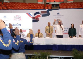 Presidente Abinader juramenta 865 nuevos agentes migratorios para reforzar el control fronterizo