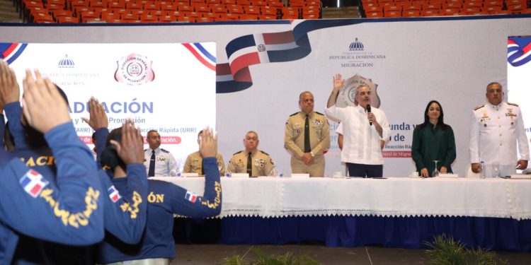 Presidente Abinader juramenta 865 nuevos agentes migratorios para reforzar el control fronterizo