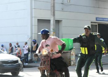 Agente de la DIGESETT resulta herido durante incidentes en San Francisco de Macorís