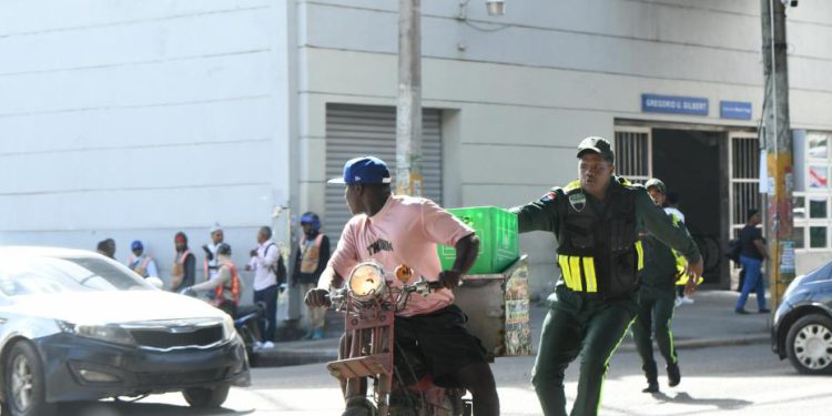 Agente de la DIGESETT resulta herido durante incidentes en San Francisco de Macorís