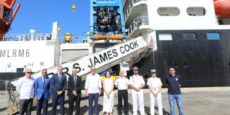 Luis Abinader supervisa investigaciones científicas en el buque oceanográfico RRS James Cook durante su atraque en Santo Domingo