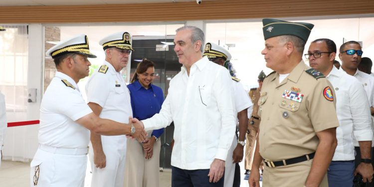 Presidente Abinader comparte encuentro institucional con miembros de la Armada y la Fuerza Aérea