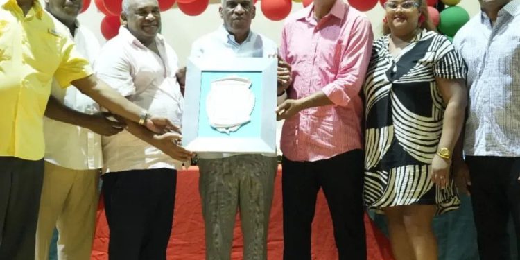 Presidente de FEDOCLUBES valora reconocimiento recibido durante encuentro navideño del Club Los Mina