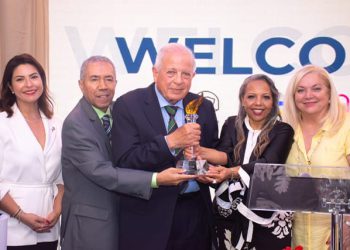RoseMaryNews reconoce a Tomás Regalado con “La Antorcha de la Democracia” y ratifica su compromiso institucional