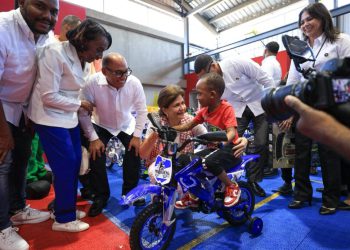 Raquel Peña lleva alegría navideña a niños de Capotillo con entrega de juguetes