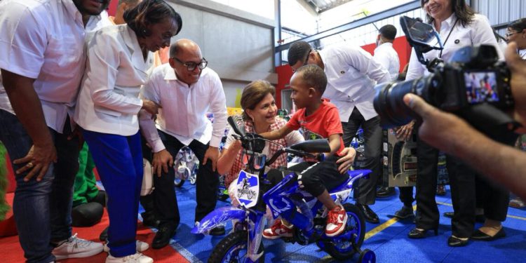 Raquel Peña lleva alegría navideña a niños de Capotillo con entrega de juguetes