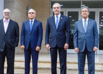 PRM estudia iniciativa para habilitar políticamente a Danilo Medina y Luis Abinader