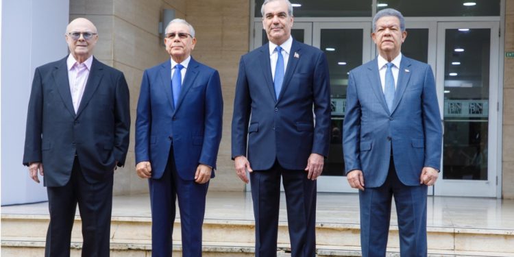 PRM estudia iniciativa para habilitar políticamente a Danilo Medina y Luis Abinader