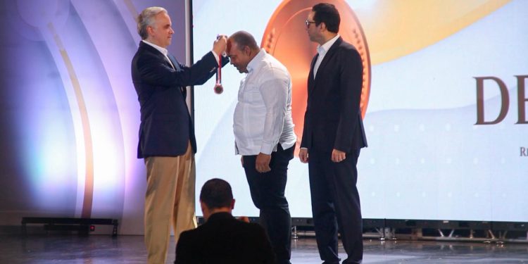 REGIONAL 15 DE EDUCACIÓN OBTIENE MEDALLA DE BRONCE EN EL PREMIO NACIONAL A LA CALIDAD EDUCATIVA 2025