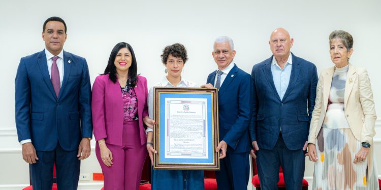SENADO DE LA REPÚBLICA RINDE HOMENAJE A JOSÉ CESTERO Y CARMEN HEREDIA POR SUS APORTES AL ARTE Y LA CULTURA NACIONAL