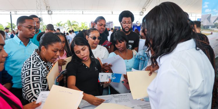 Departamento Aeroportuario participa en cuarta Feria de Empleo del sector aeronáutico y recibe decenas de solicitudes laborales