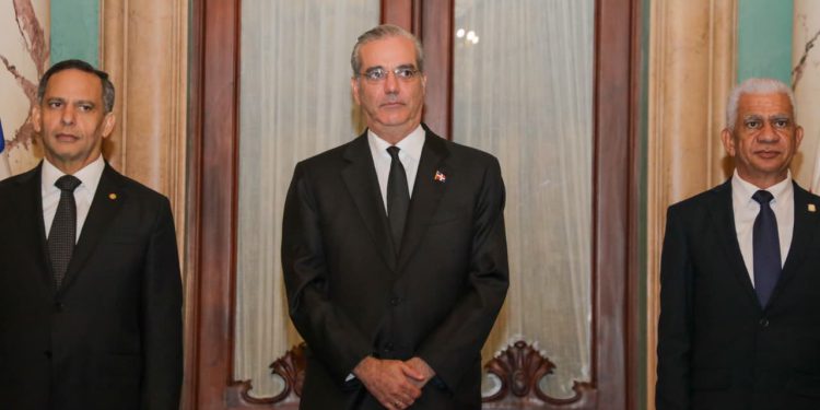 Presidente Luis Abinader juramenta nuevos jueces del Tribunal Superior Electoral tras culminar proceso de evaluación