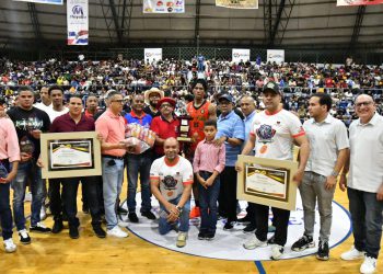 Sarnelly y Martínez reciben los máximos galardones en la premiación del TBS de La Vega