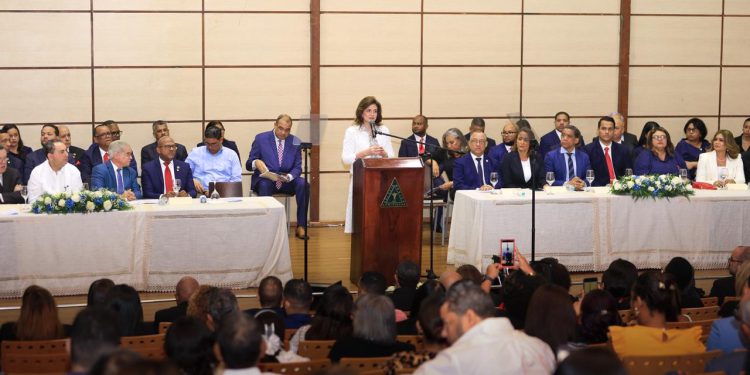Dr. Luis Peña Núñez asume la presidencia del CMD con agenda enfocada en empleo médico y atención primaria pública