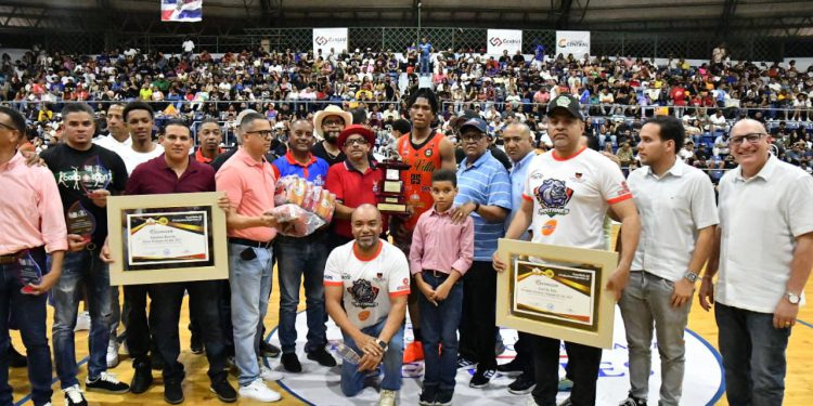 Sarnelly y Martínez reciben los máximos galardones en la premiación del TBS de La Vega