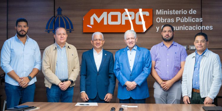 Ricardo de los Santos y Eduardo Estrella supervisan plan de asfaltado y obras viales en Sánchez Ramírez
