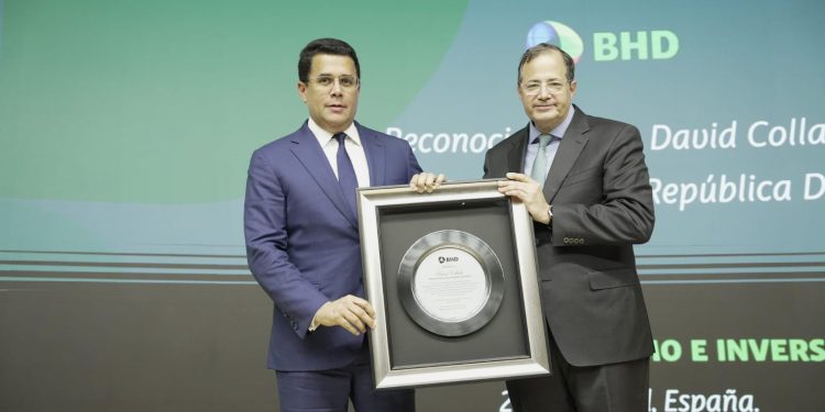 BHD reconoce en FITUR la labor del ministro David Collado en favor del turismo dominicano