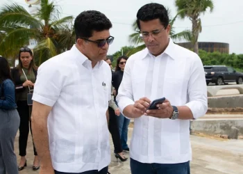 DÍO ASTACIO Y DAVID COLLADO SE SALUDAN EN ENCUENTRO DURANTE FITUR 2026