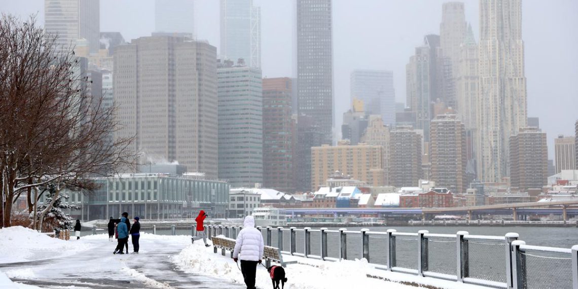 Nueva York declara estado de emergencia por poderosa tormenta invernal que azota Estados Unidos