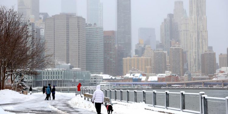Nueva York declara estado de emergencia por poderosa tormenta invernal que azota Estados Unidos